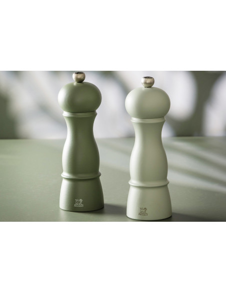 Set de dos molinillos de sal y pimienta Peugeot Amboise, de madera de haya en color verde helecho y salvia, 18 cm