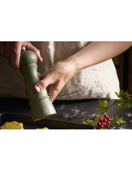 Set de dos molinillos de sal y pimienta Peugeot Amboise, de madera de haya en color verde helecho y salvia, 18 cm