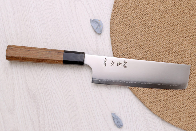 Cuchillo nakiri japonés artesanal Hatsukokoro Chromax de 16,5 cm con mango de teca