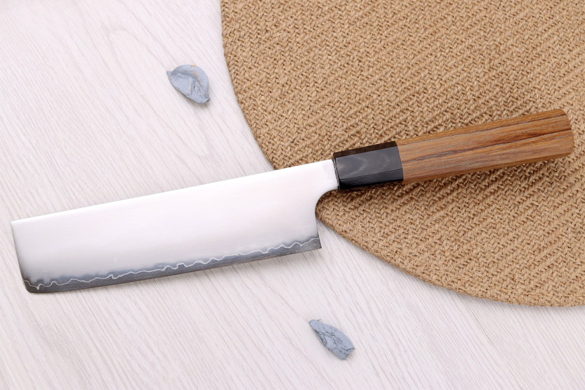 Coltello nakiri giapponese artigianale Hatsukokoro Chromax da 16,5 cm con manico in teak