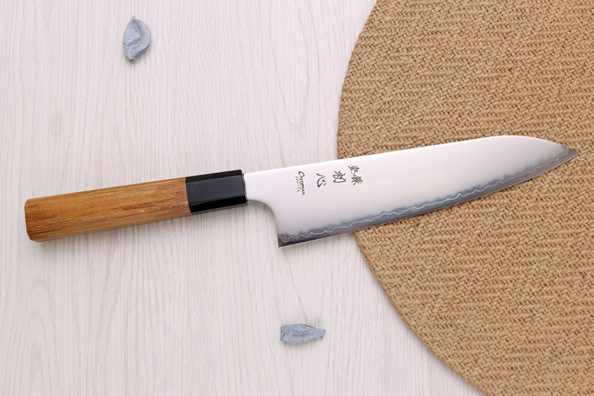 Cuchillo de chef japonés artesanal Hatsukokoro Chromax de 20 cm con mango de teca