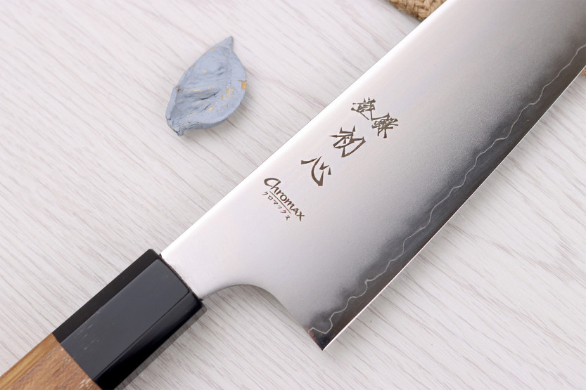 Håndlavet japansk kokkekniv fra Hatsukokoro Chromax, 20 cm, med teak-skaft