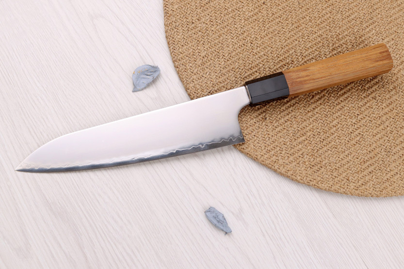 Handgjord japansk kockkniv (20 cm) från Hatsukokoro Chromax med handtag i teak