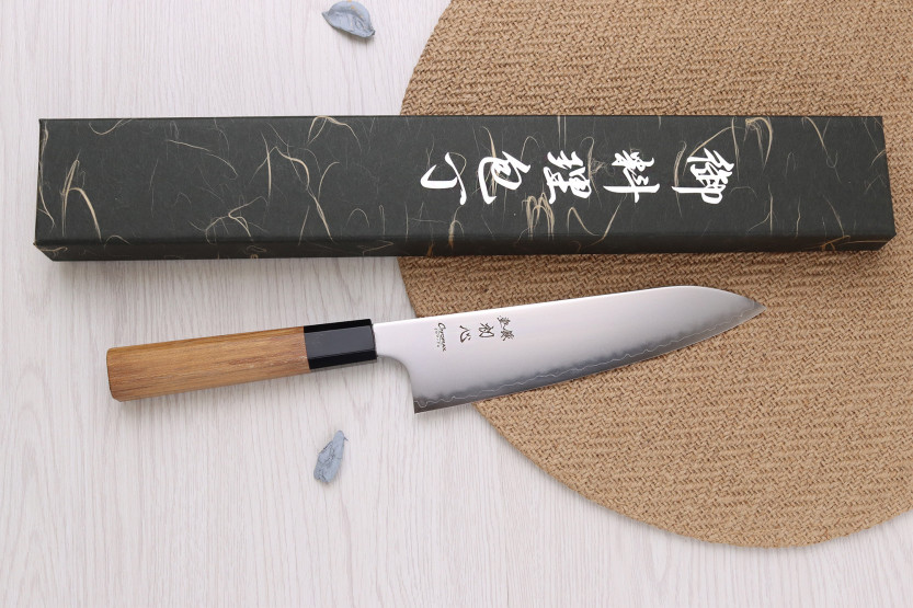Cuchillo de chef japonés artesanal Hatsukokoro Chromax de 20 cm con mango de teca