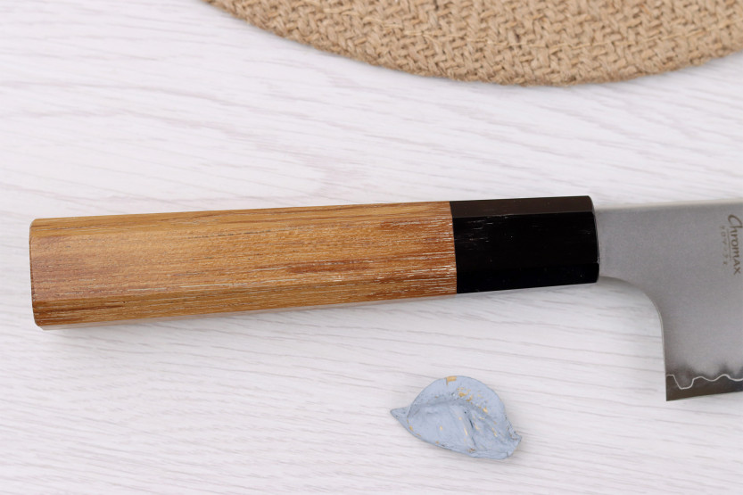 Håndlaget japansk kok kek niv «Hatsukokoro Chromax», 20 cm, med teak-skaft