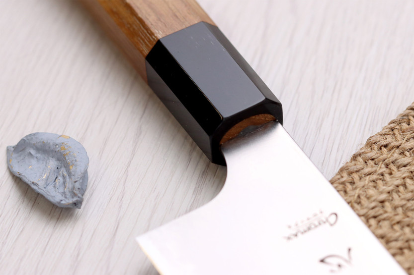 Handgefertigtes japanisches Kochmesser „Hatsukokoro Chromax“, 20 cm, mit Teakholzgriff