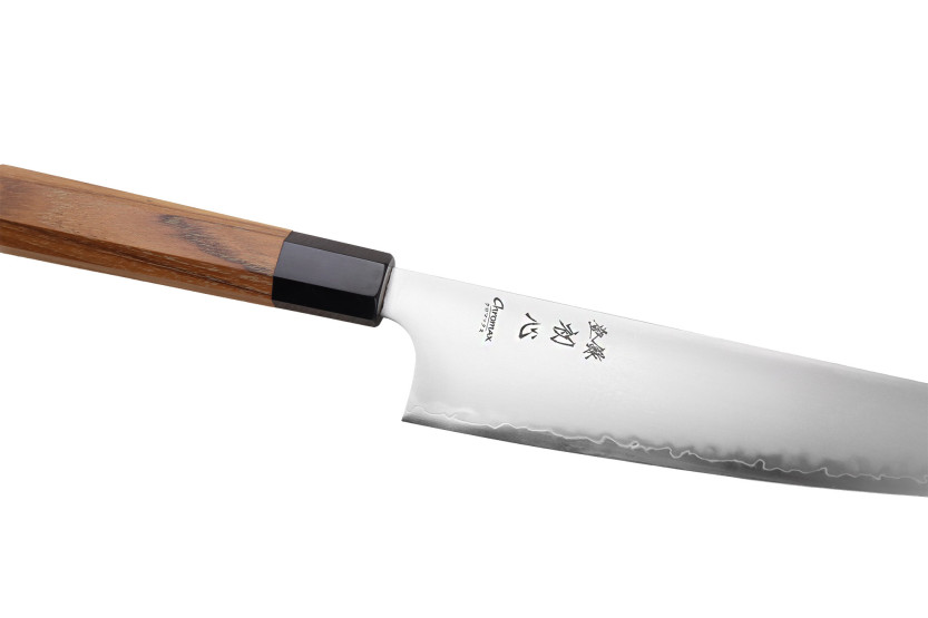 Cuchillo de chef japonés artesanal Hatsukokoro Chromax de 23 cm con mango de teca