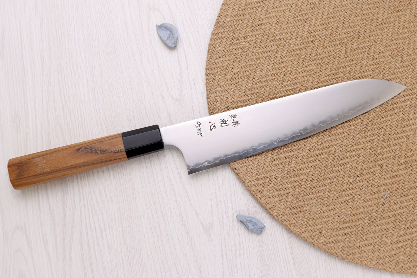 Faca de chef japonesa artesanal Hatsukokoro Chromax de 23 cm com cabo em teca