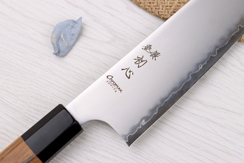 Håndlavet japansk kokkekniv fra Hatsukokoro Chromax, 23 cm, med teak-skaft
