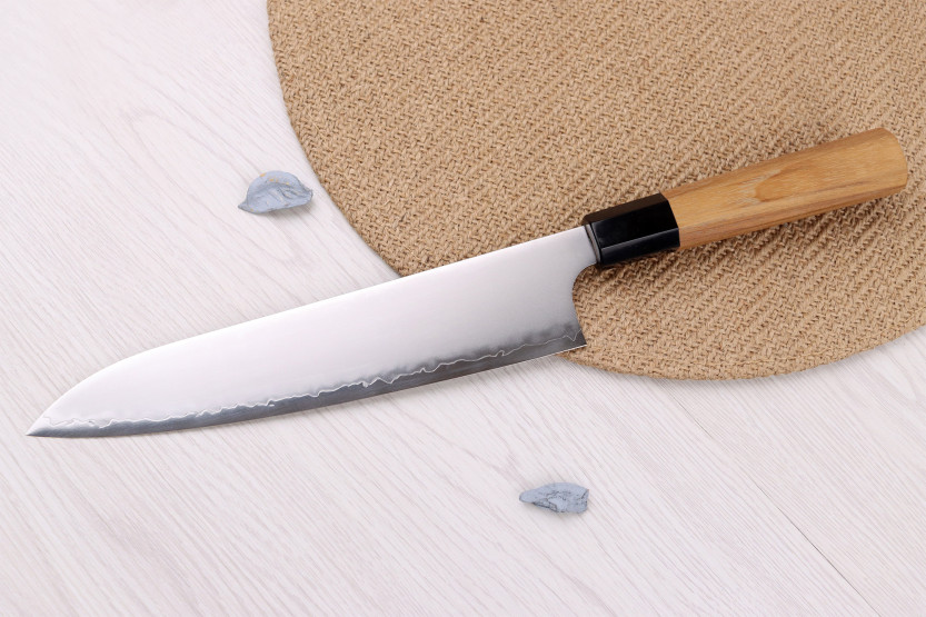 Håndlavet japansk kokkekniv fra Hatsukokoro Chromax, 23 cm, med teak-skaft