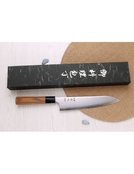 Hantverksmässigt tillverkad japansk kockkniv ( 23 cm) av märket Hatsukokoro Chromax med handtag i teak