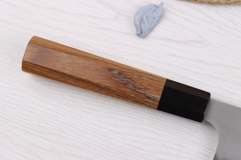 Handgemaakt Japans koksmes van 23 cm, Hatsukokoro Chromax, met teakhouten heft