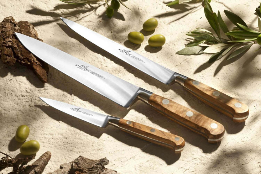 Sett med 2 SABATIER Provençao-kniver i eske 100 % smidde håndtak i oliventre