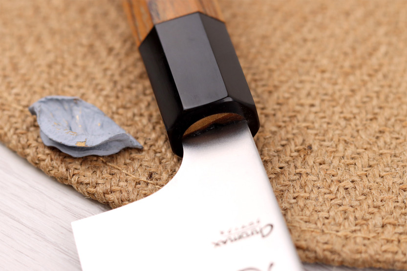Cuchillo de chef japonés artesanal Hatsukokoro Chromax de 23 cm con mango de teca