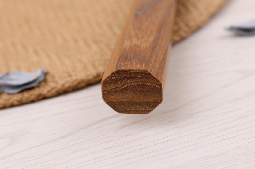 Faca de chef japonesa artesanal Hatsukokoro Chromax de 23 cm com cabo em teca
