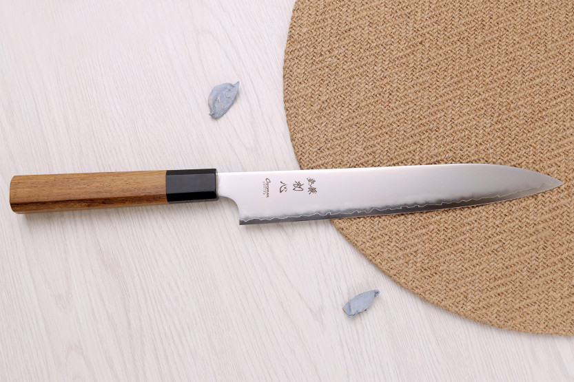 Faca sujihiki japonesa artesanal Hatsukokoro Chromax de 23 cm com cabo em teca