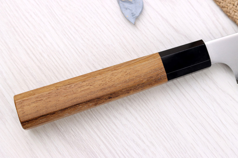 Håndlaget japansk sujihiki -kniv på 23 cm fra Hatsukokoro Chromax med teak-skaft