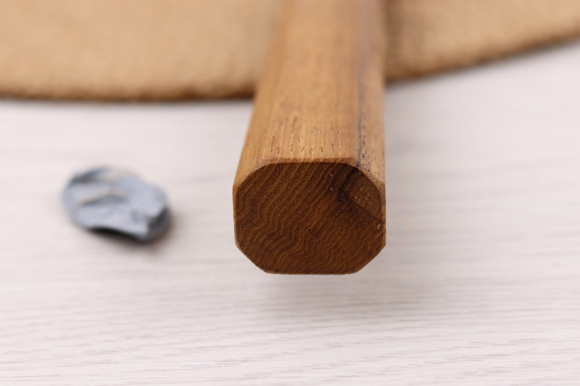 Håndlaget japansk sujihiki -kniv på 23 cm fra Hatsukokoro Chromax med teak-skaft