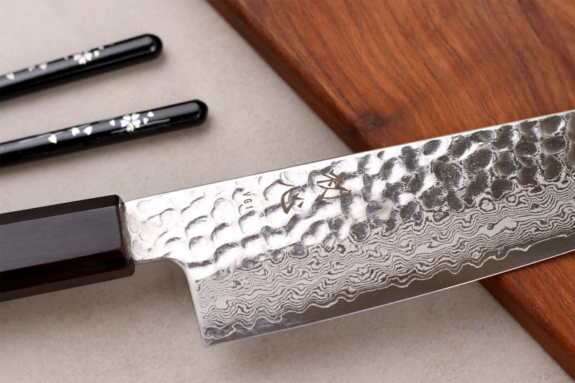 Faca santoku japonesa artesanal Hatsukokoro Hayabusa de 18 cm, em aço VG10 Damasco com acabamento Tsuchime