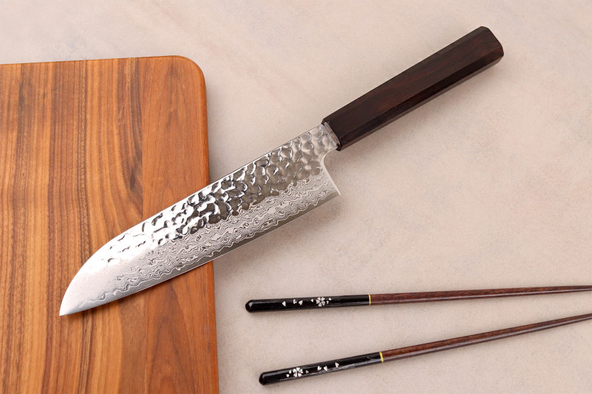 Handgemaakt Japans santokumes van 18 cm, Hatsukokoro Hayabusa VG10 Damascus Tsuchime