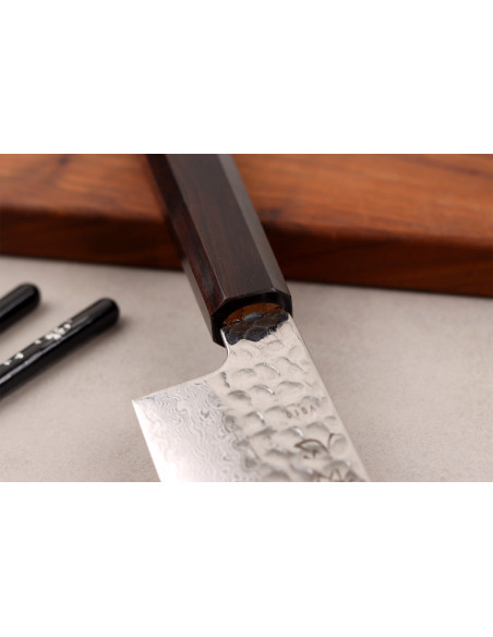 Faca santoku japonesa artesanal Hatsukokoro Hayabusa de 18 cm, em aço VG10 Damasco com acabamento Tsuchime