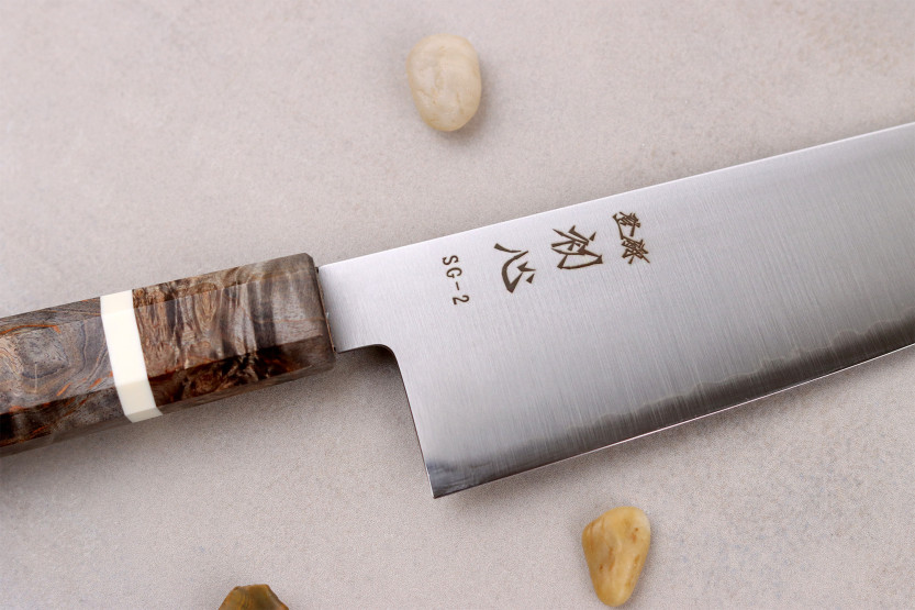 Coltello santoku giapponese artigianale Hatsukokoro Hayabusa SG2 San Mai da 18 cm