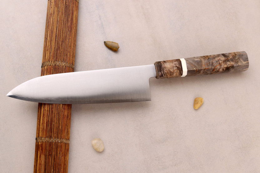 Cuchillo santoku japonés artesanal Hatsukokoro Hayabusa SG2 San Mai de 18 cm