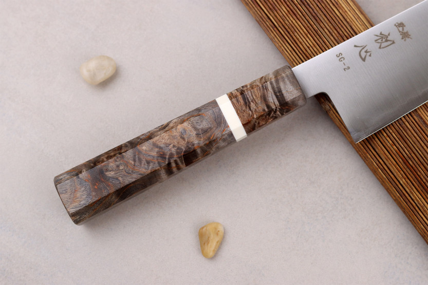 Håndlavet japansk santoku-kniv, 18 cm, Hatsukokoro Hayabusa SG2 San Mai