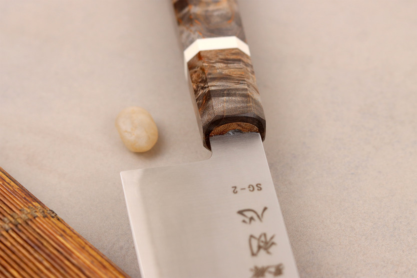 Coltello santoku giapponese artigianale Hatsukokoro Hayabusa SG2 San Mai da 18 cm