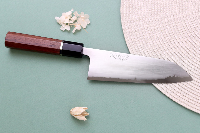 Handgemaakt Japans santokumes van 16,5 cm, Toshihiro Wakui, Shirogami 2, San Mai, gepolijst
