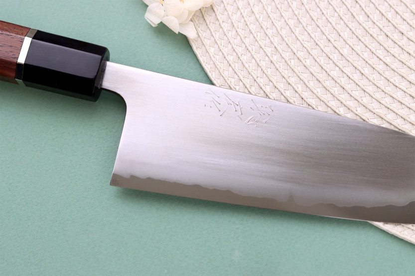 Toshihiro Wakui Shirogami 2 San Mai -kiillotettu, käsintehty japanilainen 16,5 cm:n santoku-veitsi