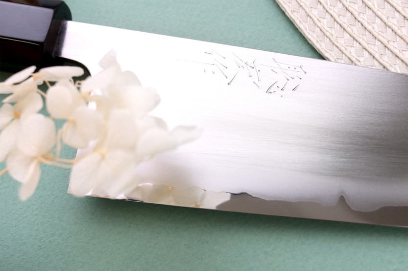 Faca santoku japonesa artesanal de 16,5 cm, da autoria de Toshihiro Wakui, em aço Shirogami 2 San Mai polido