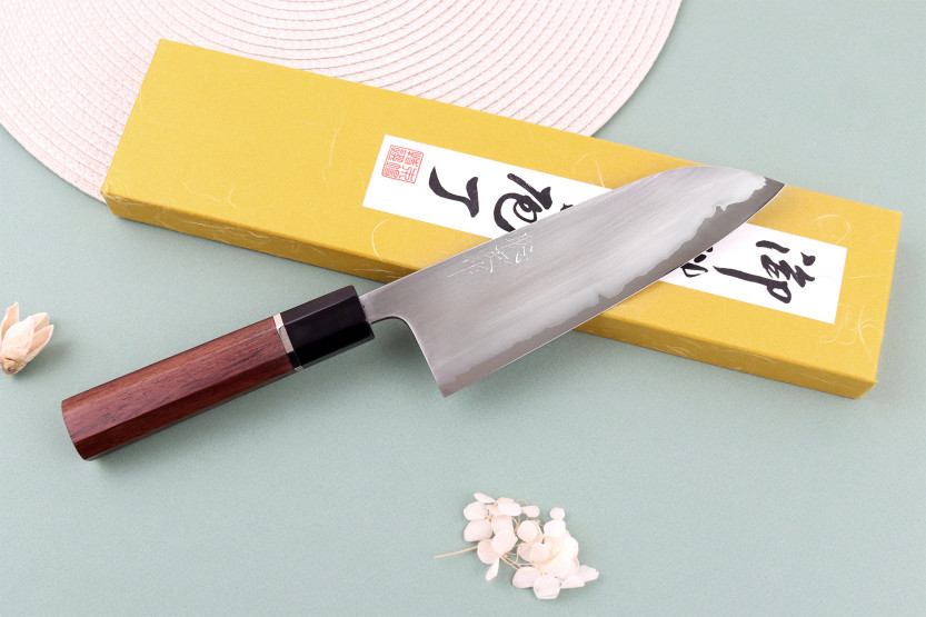 Håndlaget japansk santoku-kniv, 16,5 cm, Toshihiro Wakui, Shirogami 2, San Mai, polert