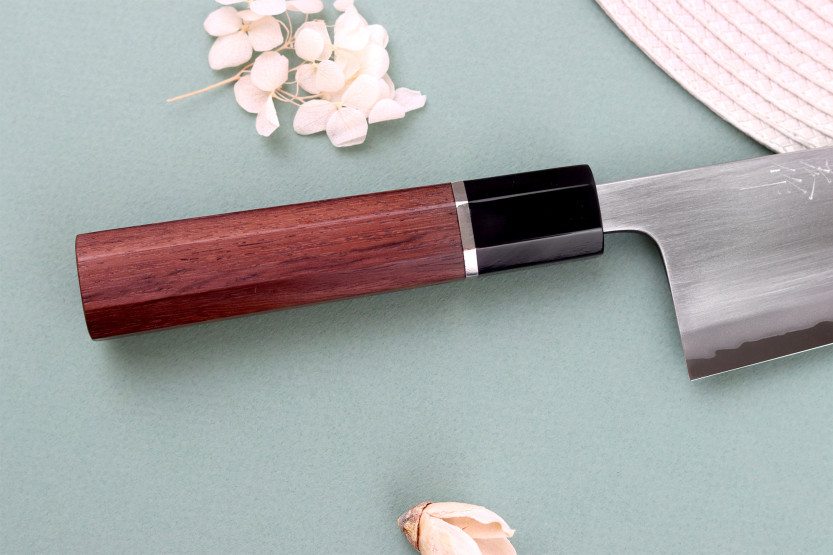 Handgjord japansk santokukniv, 16,5 cm, av Toshihiro Wakui, Shirogami 2 San Mai, polerad