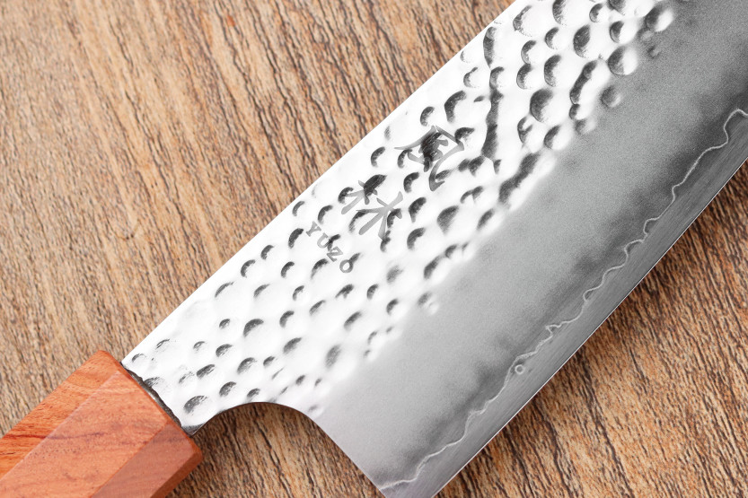 Faca Bunka japonesa artesanal de 17 cm, de Yuzo Akira, com acabamento Tsuchime e lâmina VG10