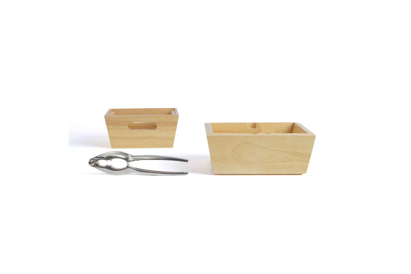 Livoo nutcracker set with 2 stackable bamboo bowls