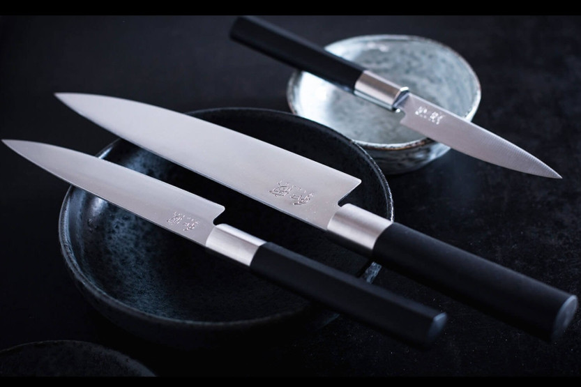 Blocco di quercia con 8 coltelli giapponesi Kai Wasabi Black