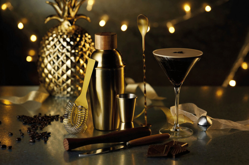 Set de coctelería BarCraft de 6 piezas de acero inoxidable con acabado dorado + libro de recetas