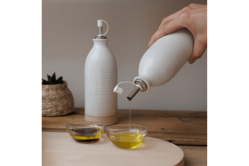 Set van 2 KitchenCraft Idilica roomsteengoed olie- en azijnflessen 450ml