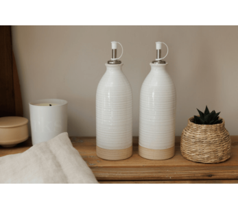 Set om 2 KitchenCraft Idilica flaskor för olja och vinäger 450 ml i gräddfärgat stengods 2