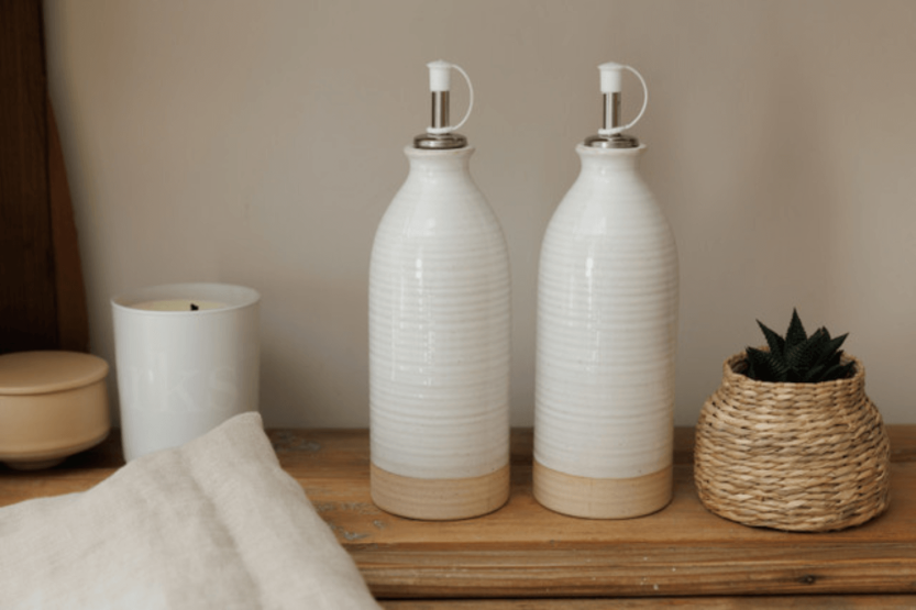 Conjunto de 2 garrafas de óleo e vinagre KitchenCraft Idilica em grés creme 450ml