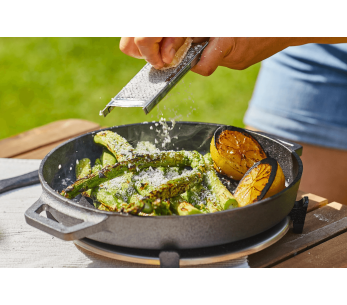 Ooni Sizzler rund stekpanna i gjutjärn med avtagbart handtag + underlägg i rostfritt stål 2