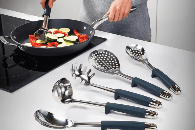 Karusell med 6 Joseph Joseph Elevate Steel köksredskap i rostfritt stål med roterande stativ