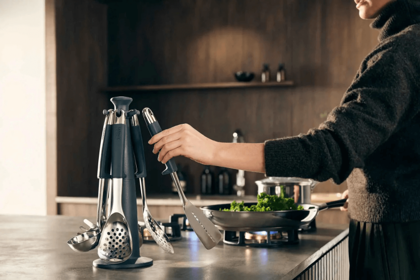 Karuselli 6 Joseph Joseph Elevate Steel -ruostumattomasta teräksestä valmistettua ruokailuvälinettä pyörivällä jalustalla.