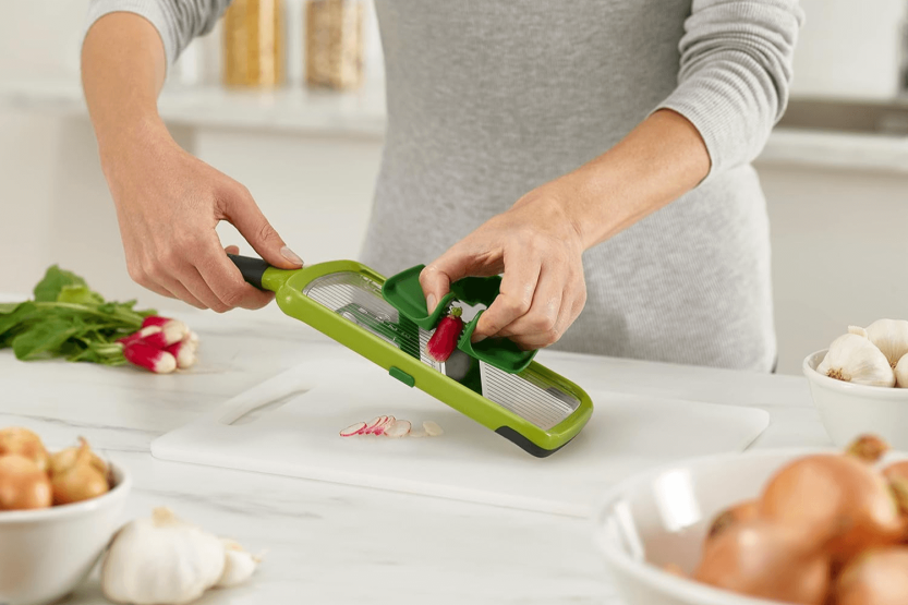 Küchenmandoline Joseph Joseph Multi-Grip mit Drücker