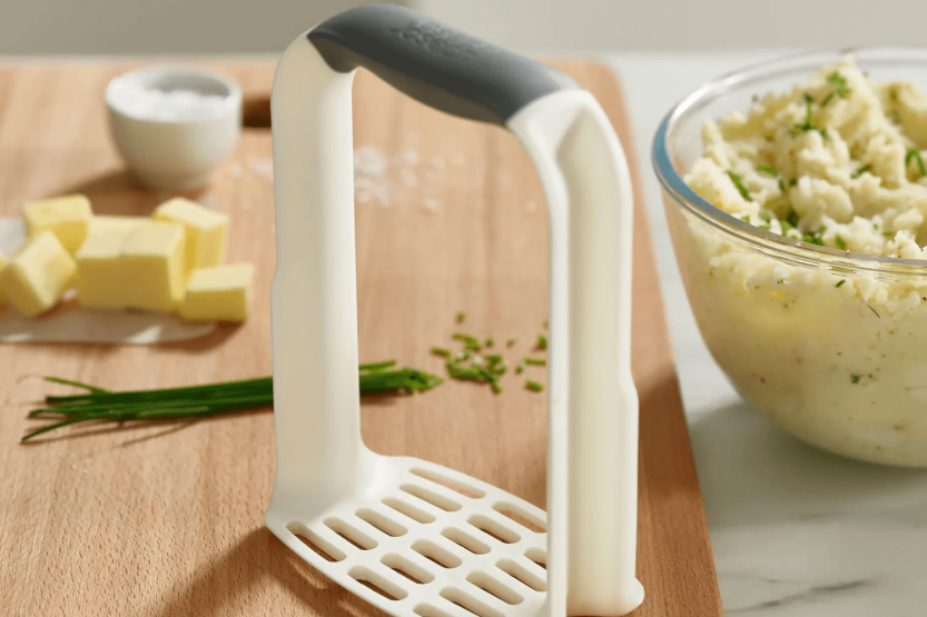 Espremedor de batatas ergonómico Joseph Joseph Easy-Mash em polímero branco