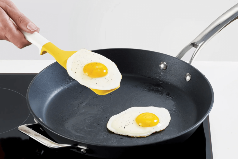 Joseph Joseph Elevate espátula para huevos con soporte integrado