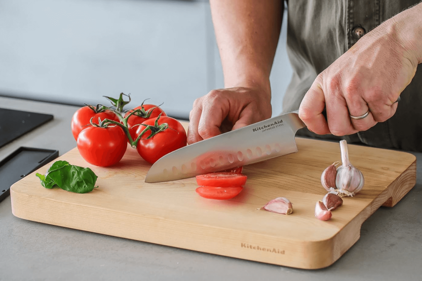 Kitchen Aid Gourmet santoku veitsi 18cm japanilaisesta teräksestä 18cm terällä + kotelo