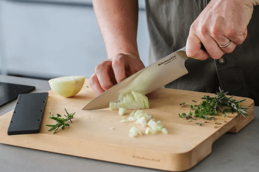 Coltello da chef Kitchen Aid Gourmet con lama in acciaio giapponese da 20 cm + custodia protettiva