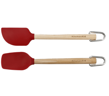 2 Kitchen Aid -lastan sarja, koivupuuta ja punaista silikonia.